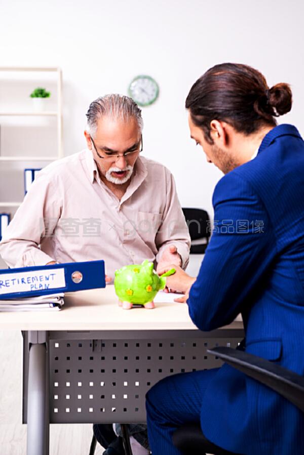 給老人提退休建議的財務(wù)顧問;給老人提退休建議的財務(wù)顧問